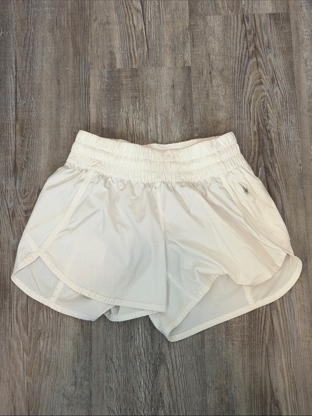 Women’s Lululemon Tracker Low Rise Line Shorts Size 4